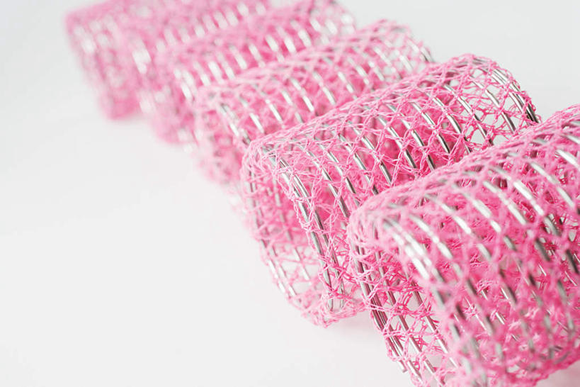 无人,横图,俯视,室内,特写,白天,白色背景,一排,许多,阴影,整齐,光线,影子,塑料,很多,排列,粉色,塑料制品,日用品,摄影,影棚,卷发器,队列,美发用品,彩图,高角度拍摄,影棚拍摄,拍摄