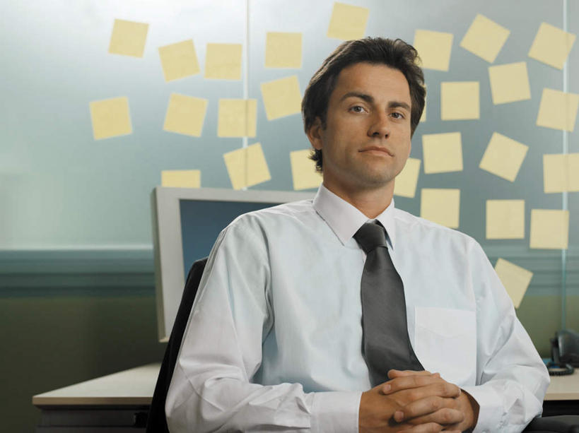 西方人,一个人,商务人士,商务男性,办公室,坐,横图,室内,白天,正面,衬衫,电脑,显示器,鼠标,键盘,家具,桌子,椅子,欧洲,欧洲人,仅一个男性,仅一个人,握,阴影,套装,反射,粘性,网络,影子,办公桌,办公用品,便利贴,便签,领带,注视,输入设备,通讯设备,文具,仅一个年轻男性,会议椅,观察,看,台式电脑,握着,观看,办公设备,办公椅,文具用品,记事,察看,象征,庄重,关注,通信设备,商务装,身份,工薪阶层,输出设备,办公家具,快捷,文化工具,正式,地位,商务椅,培训椅,方便,N次贴,便条贴,告诉贴,即时贴,男人,男性,年轻男性,白种人,白领,上班族,坐着,半身,彩图,衬衣