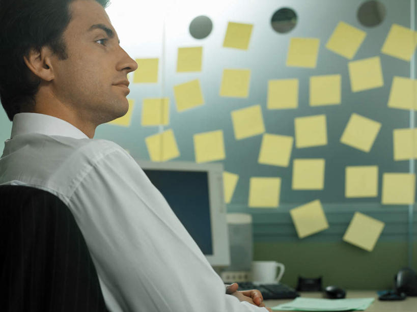 西方人,一个人,商务人士,商务男性,办公室,坐,横图,室内,白天,侧面,衬衫,电脑,显示器,鼠标,键盘,家具,桌子,杯子,椅子,欧洲,欧洲人,仅一个男性,仅一个人,阴影,套装,反射,粘性,网络,瓷器,影子,办公桌,墙,办公用品,便利贴,便签,咖啡杯,陶瓷制品,注视,输入设备,通讯设备,墙壁,墙面,文具,仅一个年轻男性,会议椅,观察,看,台式电脑,观看,办公设备,办公椅,文具用品,记事,察看,关注,瓷杯,通信设备,商务装,工薪阶层,输出设备,办公家具,快捷,文化工具,商务椅,培训椅,方便,N次贴,便条贴,告诉贴,即时贴,男人,男性,年轻男性,白种人,白领,上班族,坐着,半身,彩图,衬衣