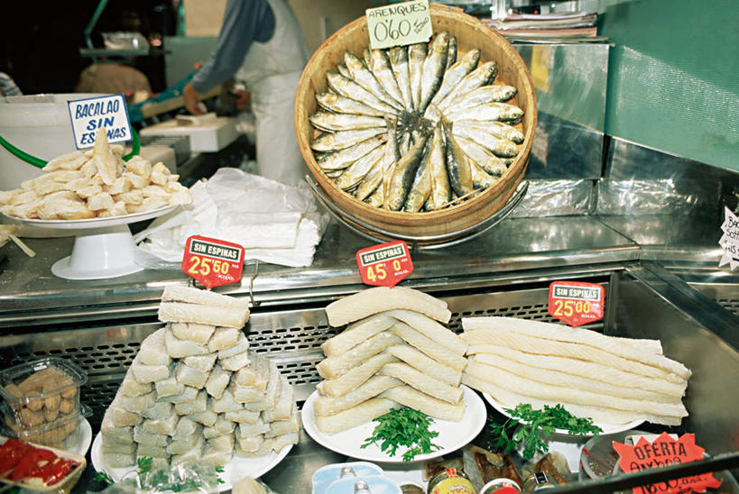 海鲜,蒸笼,西方人,一个人,商店,站,横图,室内,白天,正面,购物,烹饪,消费,超市,餐具,厨具,欧洲,欧洲人,仅一个男性,仅一个人,仅一个中年男性,许多,竹制,服装,鱼,标签,标志,碟子,盘,数字,文字,字符,很多,标识,水产,鱼类,海洋生物,衣服,盘子,碟,站着,价格,金融,百货,阿拉伯数字,服饰,竹制品,衣着,穿着,水生动物,海产品,笼屉,水生物,选购,贸易,百货公司,海底动物,烹饪用具,价钱,血拼,衣饰,代价,男人,男性,中年男性,白种人,烹调用具,超级市场,大卖场,烹调,站立,半身,彩图,购物商场,购物中心,商业中心