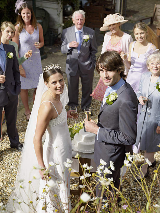 点心,红酒,葡萄酒,西方人,新娘,新郎,伙伴,朋友,站,笑,微笑,露齿笑,竖图,俯视,室外,白天,婚纱,衬衫,裙子,西装,婚礼,快乐,友谊,石头,餐桌,桌子,杯子,皇冠,帽子,欧洲,欧洲人,握,连衣裙,套装,正装,庆祝,盛开,高脚杯,石子,食品,领带,红酒杯,酒类,婚礼蛋糕,许多人,结婚,拿,花蕾,拿着,扭头,注视,职业装,礼帽,玻璃制品,酒,花,花瓣,花朵,鲜花,食物,糕点,饮料,一个,酒杯,花苞,花蕊,观察,看,站着,转头,一群人,喜庆,红葡萄酒,握着,转身,单个,餐台,观看,纪念,权威,察看,高贵,关注,权力,统治,回身,友情,老年男性,老年女性,男人,男性,女人,女性,白种人,玻璃杯,王冠,石块,岩石,站立,半身,彩图,高角度拍摄,衬衣,婚礼服,礼服,高兴,蛋糕,结婚蛋糕