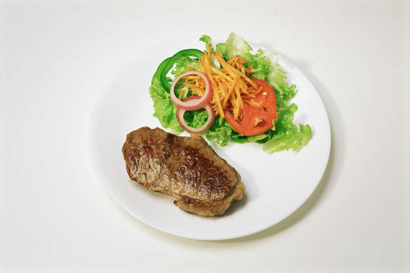 无人,横图,俯视,室内,特写,白天,白色背景,桌面,桌子,萝卜,胡萝卜,蔬菜,西红柿,洋葱,餐具,新鲜,木制,碟子,盘,生菜,莴苣,生食,蔬菜沙拉,沙拉,食品,扭头,色拉,沙律,食物,一个,盘子,木制品,碟,转头,摄影,有机食品,绿色食品,影棚,单个,色拉酱,千岛酱,春菜,鹅仔菜,莴仔菜,千金菜,叶用莴苣,圆葱,洋葱头,球葱,红萝卜,甘荀,番茄,彩图,高角度拍摄,影棚拍摄,拍摄