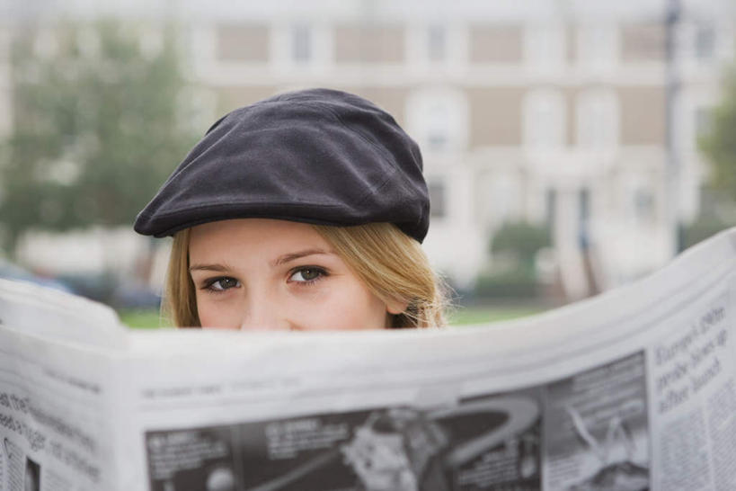 西方人,脸,头,脸颊,一个人,家,站,横图,室外,白天,正面,阅读,植物,报纸,帽子,英国,欧洲,伦敦,欧洲人,仅一个年轻女性,仅一个女性,仅一个人,握,学习,朦胧,模糊,房屋,屋子,公寓,首都,拿,拿着,注视,运动帽,洋房,楼房,住宅,树,树木,绿色,自然,观察,看,站着,鸭舌帽,浏览,握着,生长,成长,观看,察看,西欧,关注,大不列颠,大不列颠及北爱尔兰联合王国,大不列颠联合王国,日不落英帝国,雾都,年轻女性,女人,女性,白种人,头部,脸部,脸蛋,面部,站立,半身,彩图,房子