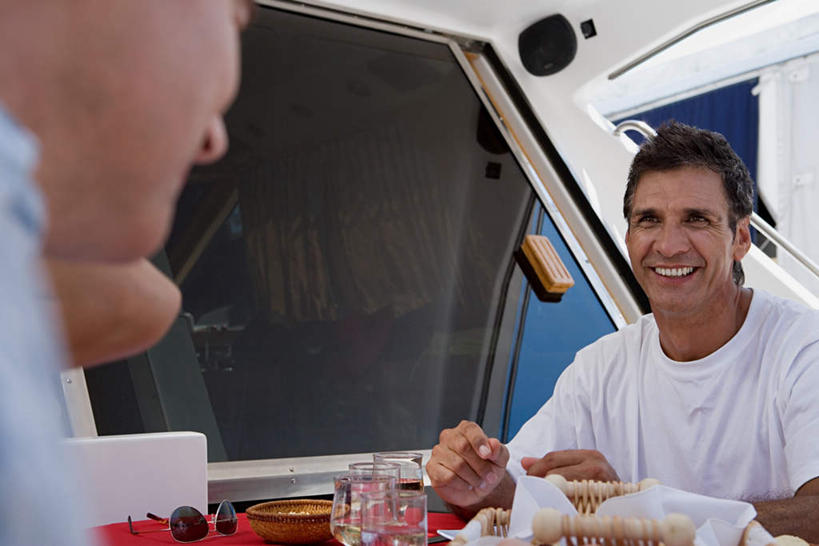 红酒,葡萄酒,西方人,三个人,伙伴,朋友,坐,笑,吃,微笑,露齿笑,横图,室外,白天,正面,友谊,船,杯子,欧洲,欧洲人,握,服装,高脚杯,游艇,红酒杯,白葡萄酒,酒类,拿,拿着,注视,休闲装,玻璃制品,酒,饮料,衣服,酒杯,交通工具,观察,看,休闲,休闲服,握着,服饰,观看,察看,关注,载具,友情,男人,男性,中年男性,白种人,玻璃杯,嚼,食,坐着,半身,彩图