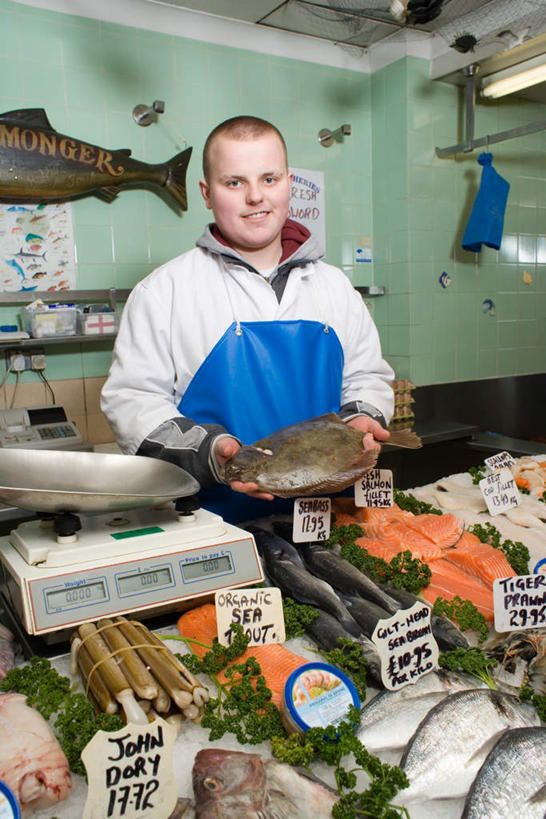 海鲜,西方人,一个人,店员,商店,站,笑,微笑,露齿笑,竖图,室内,白天,正面,购物,消费,仪器,超市,欧洲,欧洲人,仅一个男性,仅一个人,握,服装,英文,鱼,标志,文字,字符,字母,拿,拿着,注视,休闲装,标识,水产,鱼类,海洋生物,仅一个年轻男性,衣服,观察,看,站着,营业员,休闲,休闲服,价格,握着,金融,百货,服饰,观看,英文字母,察看,衡量,关注,水生动物,海产品,水生物,计量,台秤,选购,贸易,百货公司,海底动物,价钱,血拼,衡器,销售人员,代价,男人,男性,年轻男性,白种人,售货员,秤,站立,半身,彩图,购物商场,购物中心,商业中心