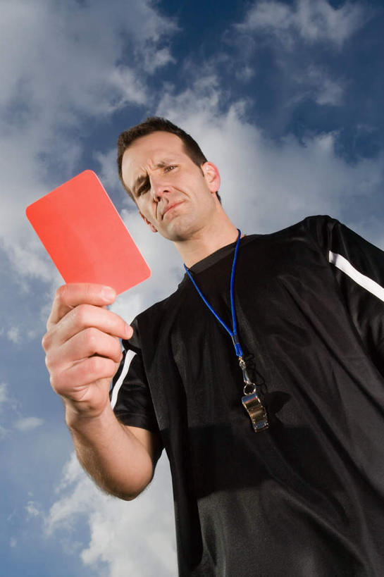 西方人,一个人,教师,站,竖图,室外,白天,仰视,运动服,欧洲,欧洲人,仅一个男性,仅一个人,仅一个中年男性,握,阴影,服装,光线,影子,云,云朵,警告,拿,云彩,拿着,注视,衣服,蓝色,白云,蓝天,天空,阳光,天,观察,看,站着,警示,握着,服饰,晴朗,观看,禁止,提醒,察看,衣着,穿着,关注,提示,限制,惩罚,违规,处罚,犯规,红牌,衣饰,危险,男人,男性,中年男性,白种人,讲师,教授,老师,晴空,站立,半身,彩图,低角度拍摄,运动装