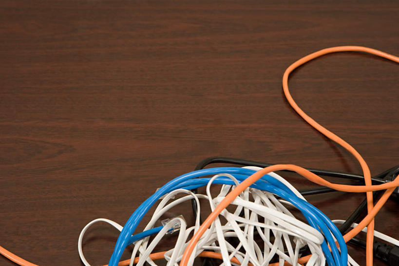 无人,办公室,横图,俯视,室内,特写,白天,通讯,数据,家具,桌子,静物,许多,环绕,缠绕,传输,办公桌,蓝色,白色,黑色,橙色,网线,水晶头,纠缠,办公家具,线缆,彩图,高角度拍摄