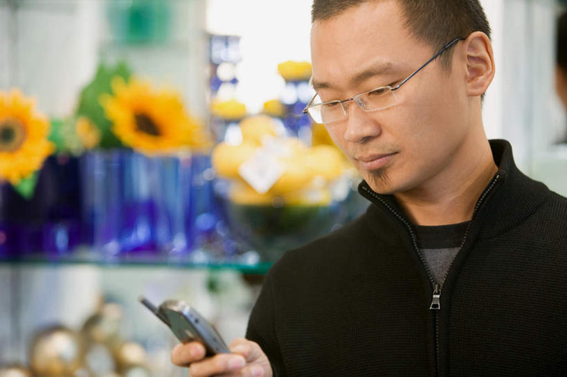 东方人,脸,头,脸颊,胡须,一个人,商店,站,打电话,横图,室内,特写,白天,正面,爱情,幸福,太阳,向日葵,电话,花瓶,手机,亚洲,仅一个男性,仅一个人,仅一个中年男性,敲打,握,服装,朦胧,模糊,盛开,眼镜,拿,花蕾,拿着,注视,休闲装,黄种人,输入,通讯设备,商铺,肩膀,货架,架子,玻璃制品,花,花瓣,花朵,鲜花,衣服,玻璃瓶,瓶子,花苞,花蕊,打字,低头,观察,看,站着,休闲,休闲服,握着,服饰,观看,点击,敲击,察看,关注,陈列架,光辉,近视眼镜,沉默,忠诚,勇敢,超市货架,投缘,爱慕,市肆,商号,高傲,交流,朝阳花,葵花,望日莲,向阳花,转日莲,按键,男人,男性,中年男性,亚洲人,头部,胡子,小胡子,脸部,脸蛋,面部,沟通,通话,站立,半身,彩图,店铺