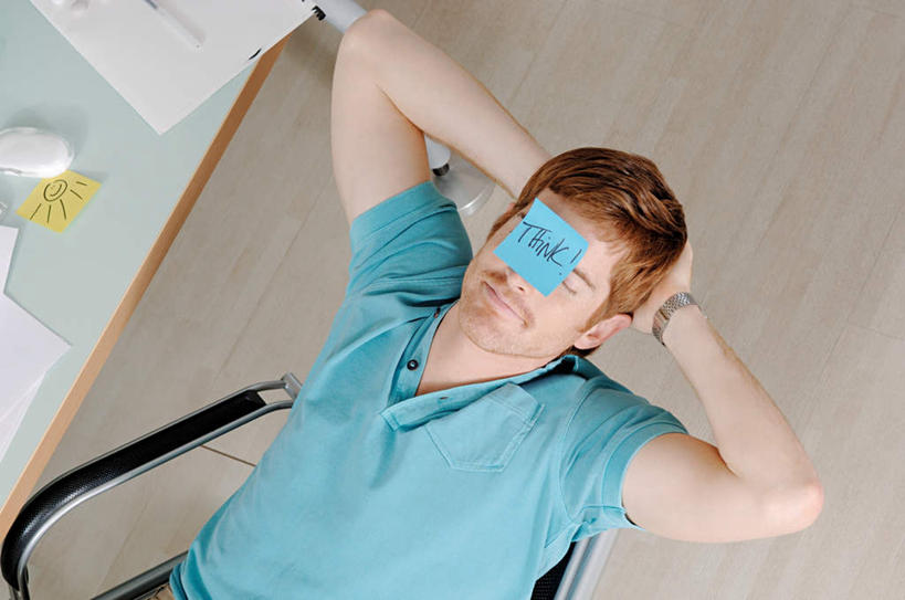 西方人,一个人,商务人士,商务男性,办公室,坐,闭眼,横图,俯视,室内,白天,衬衫,家具,桌子,椅子,欧洲,欧洲人,仅一个男性,仅一个人,抱头,套装,粘性,材料,档案,文件,纸,办公桌,办公用品,便利贴,便签,文具,仅一个年轻男性,会议椅,手稿,资料,办公设备,办公椅,文具用品,证明,记事,文档,商务装,工薪阶层,办公家具,快捷,文化工具,商务椅,培训椅,方便,N次贴,便条贴,告诉贴,即时贴,捧首,捧头,男人,男性,年轻男性,白种人,白领,上班族,闭眼睛,闭着眼,闭着眼睛,坐着,半身,彩图,高角度拍摄,衬衣