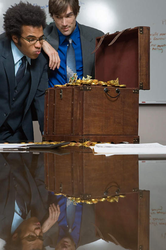 西方人,两个人,伙伴,朋友,商务人士,商务男性,站,竖图,室内,白天,正面,衬衫,友谊,合作,团队,钱,欧洲,欧洲人,一堆,许多,堆叠,堆积,套装,木制,钱币,墙,注视,墙壁,墙面,灰色,白板,木制品,容器,低头,观察,看,站着,战略,搭,金融,经济,观看,储藏,堆,察看,储存,搭着,关注,商务装,记录板,流通,贸易,工薪阶层,记事板,联合,合谋,配合,协作,货币,现金,硬币,宝箱,男人,男性,年轻男性,白种人,白领,上班族,站立,半身,彩图,衬衣,贮存