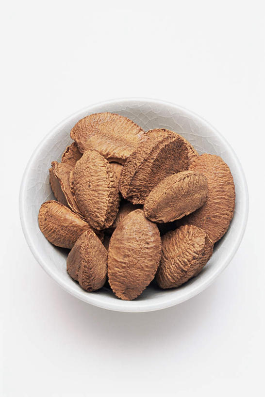 无人,竖图,俯视,室内,特写,白天,白色背景,一堆,许多,阴影,堆叠,堆积,反射,影子,陶瓷,坚果,果实,陶瓷制品,一个,容器,碗,干果,摄影,影棚,单个,储藏,堆,储存,巴西栗,巴西坚果,巴西果,鲍鱼果,彩图,高角度拍摄,影棚拍摄,拍摄,贮存