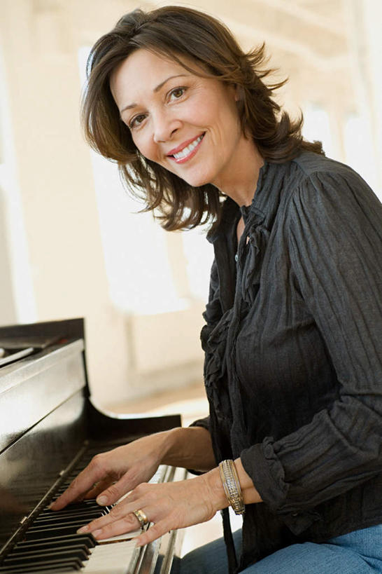 西方人,一个人,客厅,坐,笑,微笑,露齿笑,竖图,室内,白天,侧面,爱情,键盘,窗户,欧洲,欧洲人,仅一个女性,仅一个人,服装,朦胧,模糊,钢琴,墙,乐器,浪漫,弹奏,扭头,注视,休闲装,玻璃窗,墙壁,墙面,装饰品,衣服,白色,戒指,饰品,首饰,观察,看,转头,仅一个中年女性,休闲,休闲服,恩爱,服饰,观看,信物,察看,起居室,键盘乐器,权利,关注,手饰,客堂,女人,女性,中年女性,白种人,坐着,半身,彩图