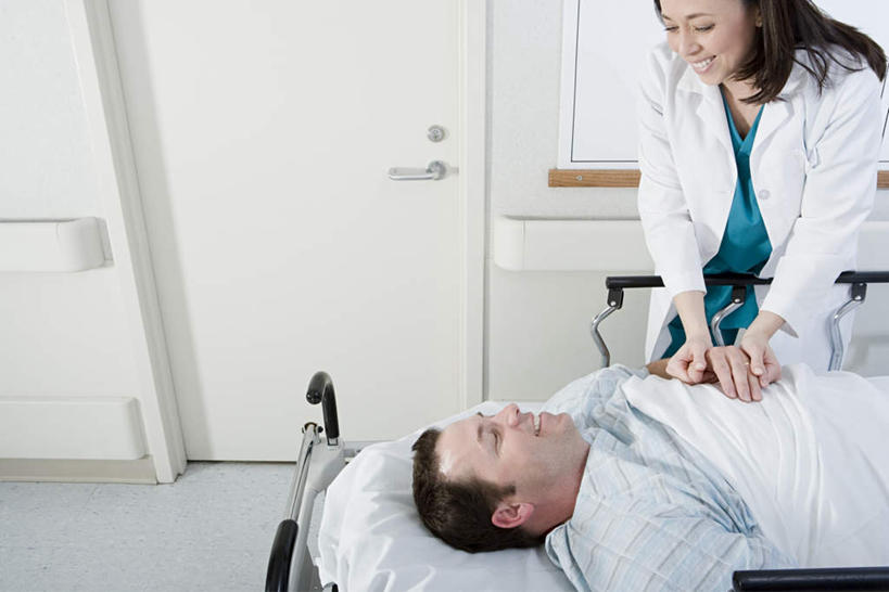 东方人,西方人,两个人,医生,病人,站,笑,微笑,露齿笑,横图,俯视,室内,白天,工作服,制服,按摩,床,门,欧洲,欧洲人,亚洲,服装,墙,床单,注视,休闲装,黄种人,被子,墙壁,墙面,衣服,白色,把手,门把手,门框,低头,观察,看,站着,医护人员,医疗人员,享受,休闲,健康,休闲服,保健,服饰,单人床,观看,门把,察看,被单,关注,指压,工作制服,男人,男性,女人,女性,中年男性,中年女性,白种人,亚洲人,大夫,患者,就医者,拉手,站立,半身,彩图,高角度拍摄,工作套服,推拿