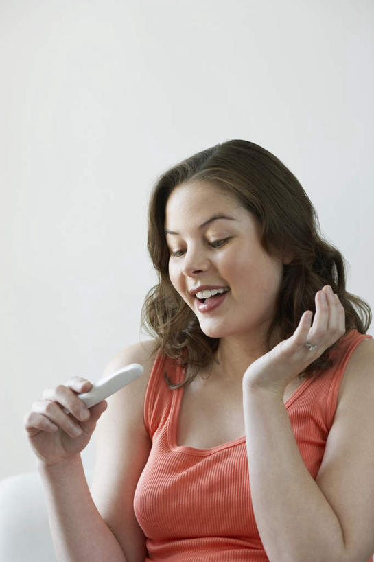 西方人,孕妇,一个人,坐,笑,微笑,露齿笑,竖图,室内,白天,正面,欧洲,欧洲人,仅一个年轻女性,仅一个女性,仅一个人,服装,墙,注视,休闲装,墙壁,墙面,一个,衣服,红色,白色,低头,观察,看,休闲,怀孕,休闲服,服饰,单个,观看,察看,验孕棒,待产,关注,验孕,测孕,测孕棒,验孕笔,妊娠,准妈妈,垂头,年轻女性,女人,女性,白种人,产妇,坐着,半身,彩图