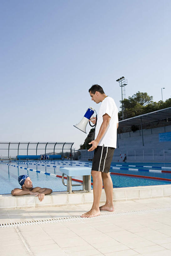 西方人,两个人,运动员,体育馆,游泳池,起跑线,起点,站,说,竖图,室外,白天,正面,锻炼,讨论,快乐,比赛,运动,竞争,水,植物,帽子,欧洲,欧洲人,服装,泳帽,开始,水池,水面,注视,休闲装,娱乐,泳池,树,树木,衣服,蓝色,绿色,蓝天,天空,自然,天,观察,看,趴着,站着,休闲,休闲服,服饰,生长,晴朗,成长,观看,察看,游泳馆,体育运动,关注,游泳帽,万里无云,起始,交流,体育,男人,男性,年轻男性,白种人,晴空,晴空万里,体育运动员,运动选手,沟通,讲话,交谈,趴,商讨,说话,谈话,站立,半身,彩图,健身,起跑点