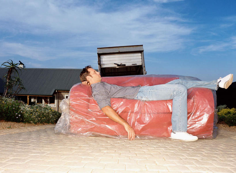 西方人,一个人,家,躺,闭眼,睡,横图,室外,白天,仰视,植物,沙发,汽车,欧洲,欧洲人,仅一个男性,仅一个人,阴影,服装,光线,影子,房屋,屋子,云,云朵,面包车,云彩,休闲装,楼房,住宅,车,树,树木,仅一个年轻男性,衣服,蓝色,绿色,白云,蓝天,天空,阳光,自然,交通工具,天,休息,休闲,休闲服,服饰,生长,晴朗,成长,载具,歇息,苏息,卧着,男人,男性,年轻男性,白种人,晴空,闭眼睛,闭着眼,闭着眼睛,困,困觉,寝息,睡觉,躺着,卧,彩图,低角度拍摄,全身,房子,皮沙发