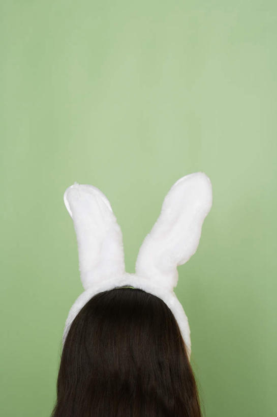 西方人,儿童,头,耳朵,一个人,站,竖图,室内,特写,白天,纯洁,欧洲,复活节,欧洲人,仅一个女性,仅一个人,绿色背景,节日,庆祝,装饰,兔子,文化,小孩,背面,站着,仅一个小孩,庆典,可爱,童年,童趣,摄影,影棚,纪念,华丽,修饰,点缀,童真,烂漫,无邪,衬托,美观,雅致,雅观,天真,女孩,女人,女性,白种人,孩子,头部,长发,耳,耳部,站立,半身,彩图,影棚拍摄,拍摄,女生