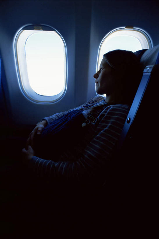 西方人,孕妇,一个人,坐,闭眼,摸,竖图,室内,白天,侧面,窗户,飞机,椅子,欧洲,欧洲人,仅一个年轻女性,仅一个女性,仅一个人,抚摸,阴影,服装,光线,纹路,纹理,影子,云,云朵,交通,背光,云彩,休闲装,航空,玻璃窗,衣服,蓝色,白云,蓝天,天空,交通工具,天,休息,休闲,怀孕,休闲服,运输,服饰,一架,晴朗,客机,待产,载具,逆光,肌理,歇息,妊娠,准妈妈,苏息,年轻女性,女人,女性,白种人,产妇,晴空,闭眼睛,闭着眼,闭着眼睛,触摸,接触,坐着,半身,彩图