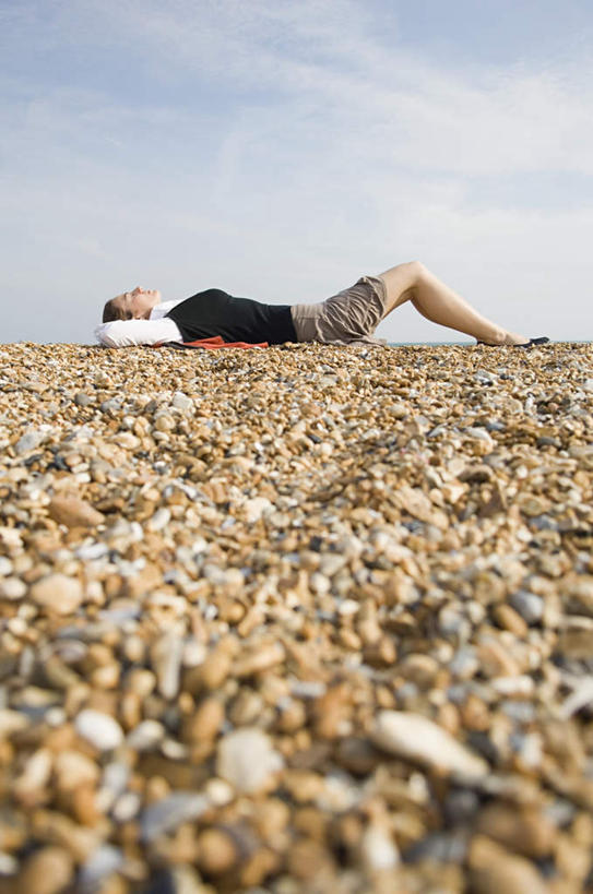 西方人,腿部,脚,脚趾,脚趾甲,腿,一个人,躺,闭眼,竖图,室外,白天,侧面,石头,沙滩,靠垫,欧洲,欧洲人,仅一个男性,仅一个人,服装,朦胧,模糊,沙子,石子,地平线,海岸,云,云朵,辽阔,靠枕,地面,沙地,云彩,休闲装,光脚,仅一个年轻男性,衣服,蓝色,白云,蓝天,天空,垫子,枕头,天,休息,休闲,广阔,赤脚,休闲服,鹅卵石,服饰,晴朗,一望无际,延伸,按摩石,天地相交,歇息,无边无际,一马平川,苏息,卧着,男人,男性,年轻男性,白种人,脚指甲,海滩,石块,晴空,闭眼睛,闭着眼,闭着眼睛,躺着,卧,彩图,全身