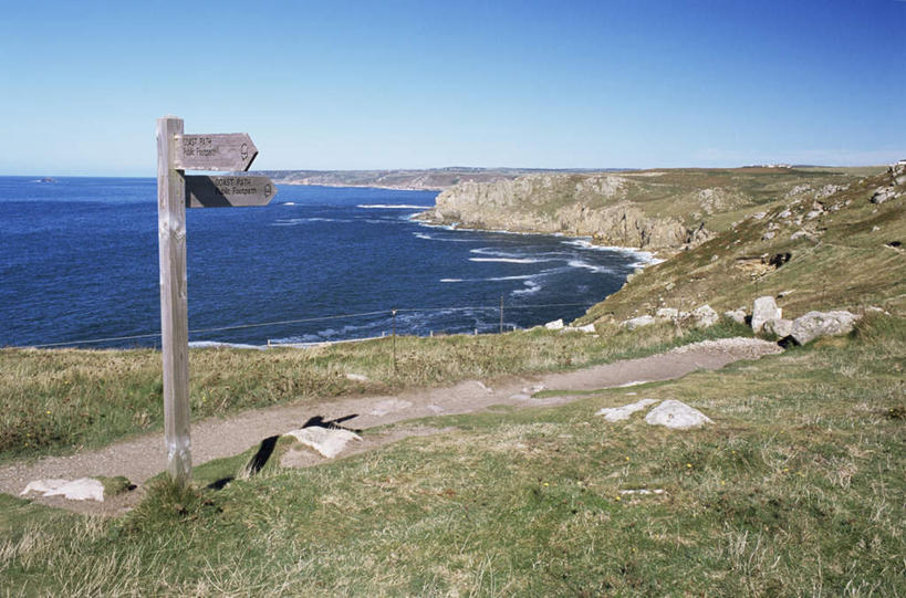 无人,横图,室外,白天,正面,旅游,度假,草地,草坪,海浪,海洋,石头,美景,沙滩,山,山脉,植物,英国,欧洲,阴影,光线,沙子,石子,影子,海岸,景观,浪花,山峰,水平线,辽阔,海平线,沙地,山峦,娱乐,草,蓝色,绿色,蓝天,天空,阳光,自然,海水,群山,天,享受,休闲,广阔,景色,放松,晴朗,一望无际,西欧,自然风光,大不列颠,海景,沉积岩,大不列颠及北爱尔兰联合王国,万里无云,大不列颠联合王国,日不落英帝国,无边无际,一马平川,康沃尔,康沃尔郡,兰兹角,水成岩,大海,风浪,海,海水的波动,海滩,近岸浪,石块,岩石,涌浪,晴空,晴空万里,彩图,水天相接,水天一线