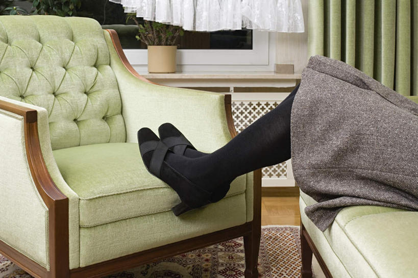 西方人,腿部,腿,一个人,客厅,横图,室内,白天,侧面,窗户,窗帘,地毯,沙发,欧洲,欧洲人,仅一个女性,仅一个人,装饰,编织,手工艺品,织物,袜子,玻璃窗,绿色,帘子,工艺品,遮阳,搭,仅一个老年女性,丝袜,华丽,修饰,点缀,起居室,搭着,长筒袜,衬托,美观,雅致,雅观,客堂,老年女性,女人,女性,白种人,半身,彩图,皮沙发