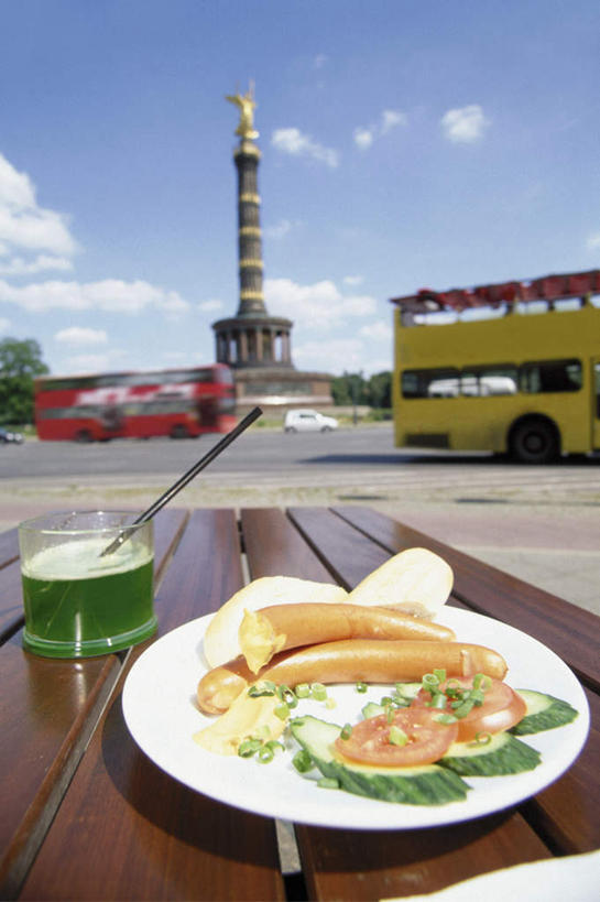 啤酒,无人,竖图,室外,白天,仰视,度假,美景,植物,餐桌,桌子,城市风光,城市,道路,路,公路,公共汽车,杯子,餐具,雕塑,德国,欧洲,一辆,天使,阴影,艺术,装饰,高大,光线,翅膀,雕刻,雕像,碟子,盘,影子,柱子,景观,云,云朵,巴士,肉,公交车,交通,酒类,首都,宏伟,云彩,娱乐,肉类,柏林,车,酒,树,树木,饮料,蓝色,绿色,白色,白云,蓝天,天空,阳光,自然,盘子,水杯,工艺品,碟,交通工具,天,享受,休闲,景色,放松,生长,晴朗,成长,餐台,纪念,美术,神圣,西欧,载具,主题,善良,陈列,肉食,信徒,德意志联邦共和国,功能,美学,使者,柏林州,高峻,嵬峨,圣洁,茶杯,晴空,马路,彩图,低角度拍摄