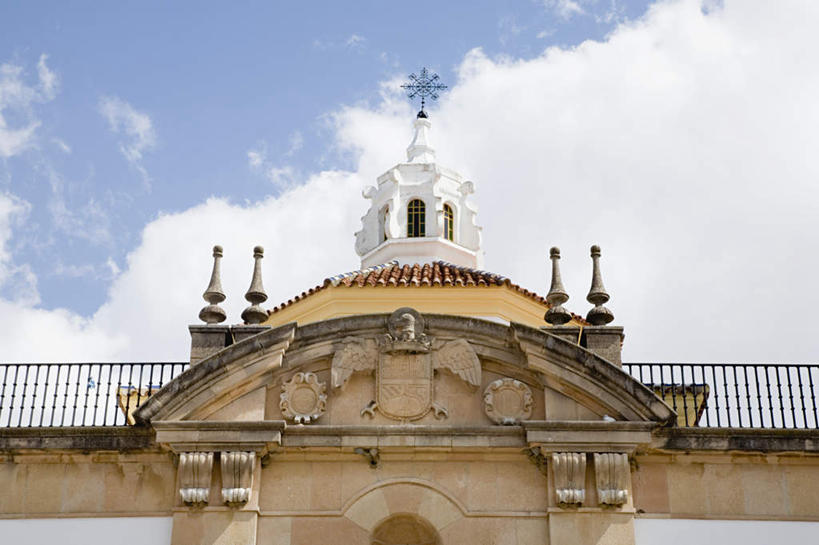 无人,教堂,栏杆,横图,室外,特写,白天,仰视,旅游,度假,标志建筑,地标,建筑,西班牙,欧洲,阴影,节日,装饰,光线,影子,墙,云,云朵,围栏,云彩,文化,娱乐,建设,护栏,安达卢西亚,墙壁,墙面,蓝色,白云,蓝天,天空,阳光,天,祈祷,享受,休闲,健康,旅游胜地,放松,许愿,宗教,信仰,晴朗,纪念,华丽,修饰,祈求,点缀,南欧,安达鲁西亚,隆达,信念,西班牙王国,衬托,美观,雅致,雅观,安达卢西亚自治区,平安,晴空,彩图,低角度拍摄,大教堂,礼拜堂
