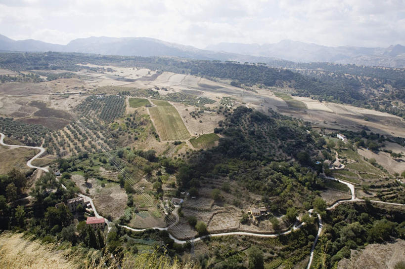 无人,农田,横图,俯视,航拍,室外,白天,旅游,度假,庄稼,农作物,草地,草坪,美景,山,山脉,植物,道路,路,西班牙,欧洲,阴影,弯曲,光线,影子,景观,山峰,云,云朵,小路,交通,山峦,云彩,娱乐,安达卢西亚,草,树,树木,蓝色,绿色,白云,蓝天,天空,阳光,自然,群山,天,享受,休闲,景色,放松,蜿蜒,生长,晴朗,成长,鸟瞰,南欧,自然风光,安达鲁西亚,隆达,西班牙王国,安达卢西亚自治区,晴空,彩图,高角度拍摄,耕地,庄稼田