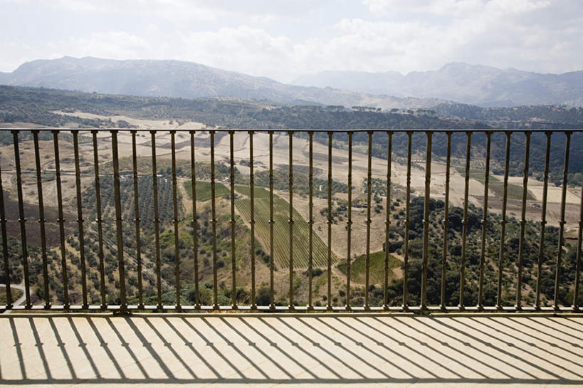 无人,栏杆,横图,室外,白天,正面,旅游,度假,草地,草坪,美景,山,山脉,植物,道路,路,西班牙,欧洲,阴影,光线,影子,景观,山峰,云,云朵,围栏,小路,交通,山峦,云彩,娱乐,护栏,安达卢西亚,草,蓝色,绿色,白云,蓝天,天空,阳光,自然,群山,天,享受,休闲,景色,放松,晴朗,南欧,自然风光,安达鲁西亚,隆达,西班牙王国,安达卢西亚自治区,晴空,彩图