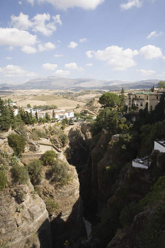 无人,家,竖图,俯视,室外,白天,旅游,度假,草地,草坪,美景,山,山脉,植物,西班牙,欧洲,阴影,光线,影子,房屋,屋子,景观,山峰,云,云朵,山峦,云彩,娱乐,楼房,安达卢西亚,住宅,草,树,树木,蓝色,绿色,白云,蓝天,天空,阳光,自然,群山,天,享受,休闲,景色,放松,生长,晴朗,成长,南欧,自然风光,安达鲁西亚,隆达,西班牙王国,安达卢西亚自治区,晴空,彩图,高角度拍摄,房子