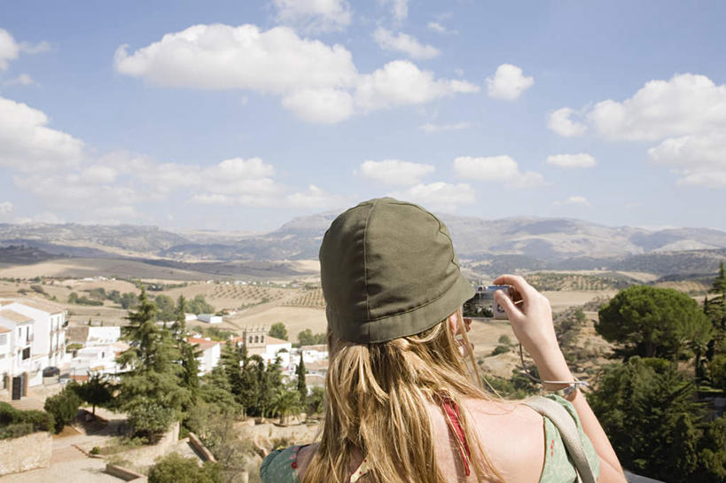 西方人,一个人,家,站,横图,室外,特写,白天,旅游,度假,美景,山,山脉,植物,帽子,相机,西班牙,欧洲,欧洲人,仅一个年轻女性,仅一个女性,仅一个人,握,阴影,服装,朦胧,模糊,光线,影子,房屋,屋子,景观,山峰,云,云朵,山峦,云彩,注视,休闲装,娱乐,运动帽,楼房,安达卢西亚,住宅,树,树木,一个,拍照,背面,衣服,蓝色,绿色,白云,蓝天,天空,阳光,自然,数码相机,群山,天,观察,看,站着,享受,休闲,休闲服,鸭舌帽,景色,放松,握着,摄影,服饰,生长,晴朗,单个,成长,观看,察看,关注,南欧,自然风光,安达鲁西亚,隆达,西班牙王国,一顶,安达卢西亚自治区,年轻女性,女人,女性,白种人,照相机,晴空,站立,半身,彩图,照相,房子