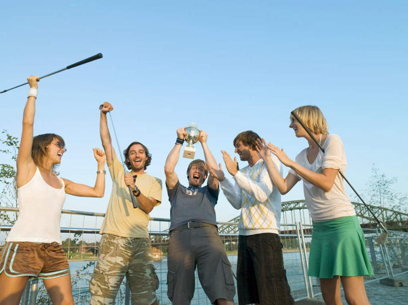 西方人,伙伴,朋友,栏杆,站,举,横图,室外,白天,正面,爱情,友谊,成功,胜利,河流,水,植物,道路,路,公路,欧洲,欧洲人,五个人,握,阴影,服装,光线,高尔夫,高尔夫球,影子,河水,水流,高架,围栏,交通,许多人,浪漫,拿,拿着,注视,休闲装,护栏,树,树木,衣服,蓝色,绿色,蓝天,天空,阳光,自然,天,观察,看,托,站着,一群人,休闲,温暖,温馨,休闲服,恩爱,光彩,握着,恋人,服饰,生长,晴朗,成长,观看,和睦,察看,高尔夫球杆,关注,荣誉,奖品,高架桥,高尔夫运动,高尔夫球具,高架道路,跨线桥,万里无云,荣耀,光荣,友情,男人,男性,年轻男性,年轻女性,女人,女性,白种人,情侣,晴空,晴空万里,举起,举手,举着,向上举,向上伸,向上托,站立,半身,彩图,伴侣,融洽,奖杯