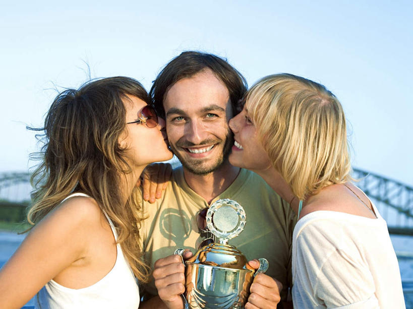 西方人,三个人,伙伴,朋友,站,笑,吻,微笑,露齿笑,横图,室外,白天,正面,爱情,友谊,成功,胜利,道路,路,公路,欧洲,欧洲人,握,阴影,服装,光线,墨镜,眼镜,影子,高架,交通,浪漫,拿,拿着,注视,休闲装,衣服,蓝色,蓝天,天空,阳光,太阳镜,太阳眼镜,天,观察,看,站着,休闲,温暖,温馨,休闲服,遮阳镜,恩爱,光彩,握着,恋人,服饰,晴朗,观看,和睦,察看,关注,荣誉,奖品,高架桥,高架道路,跨线桥,万里无云,荣耀,光荣,友情,男人,男性,年轻男性,年轻女性,女人,女性,白种人,情侣,晴空,晴空万里,亲,亲吻,站立,半身,彩图,伴侣,融洽,奖杯