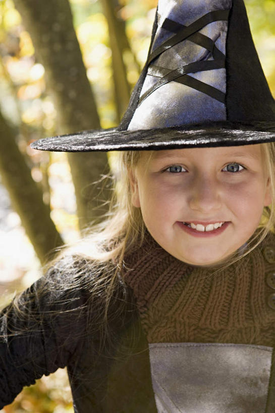 西方人,竖图,室外,白天,正面,纯洁,欧洲,欧洲人,阴影,服装,节日,庆祝,光线,影子,注视,休闲装,文化,衣服,观察,看,庆典,休闲,休闲服,万圣节,可爱,童年,童趣,服饰,观看,纪念,察看,关注,童真,烂漫,无邪,天真,白种人,半身,彩图