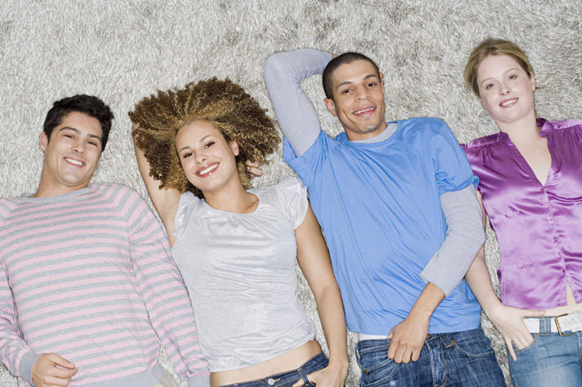 西方人,四个人,伙伴,朋友,客厅,躺,笑,微笑,露齿笑,横图,俯视,室内,白天,友谊,地毯,欧洲,非洲,中国,黑人,欧洲人,亚洲,一排,服装,朦胧,模糊,整齐,装饰,编织,手工艺品,织物,注视,休闲装,排列,衣服,工艺品,观察,看,休闲,休闲服,蒙,服饰,观看,华丽,修饰,点缀,察看,起居室,队列,关注,东亚,内蒙古,包头,中华人民共和国,华北地区,单手抄兜,单手放兜,衬托,美观,雅致,雅观,内蒙古自治区,包头市,客堂,卧着,友情,男人,男性,年轻男性,年轻女性,女人,女性,白种人,非洲人,插兜,手插兜,手放口袋,躺着,卧,半身,彩图,高角度拍摄,手抄兜