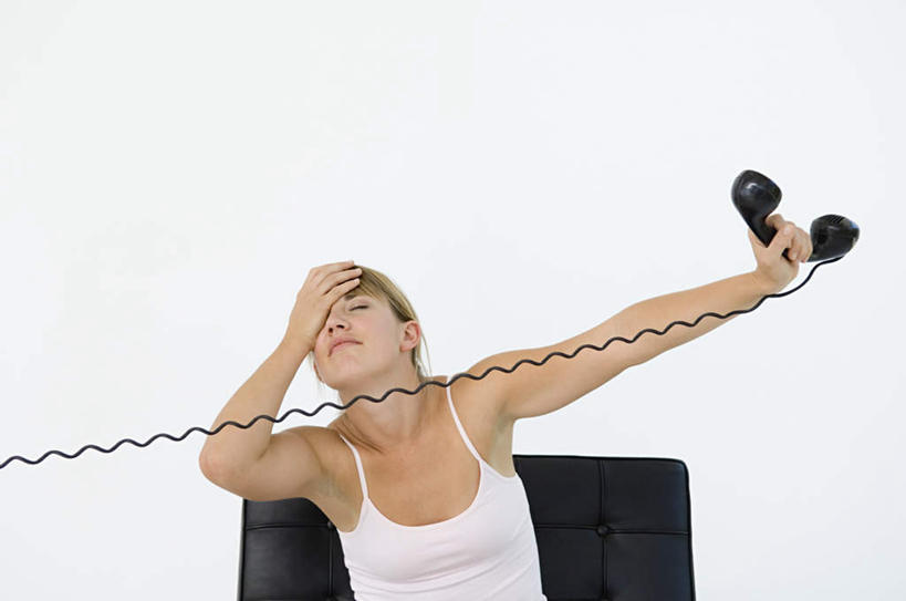 西方人,一个人,商务人士,商务女性,举,闭眼,摸,打电话,横图,室内,白天,白色背景,正面,电话,椅子,欧洲,欧洲人,仅一个年轻女性,仅一个女性,仅一个人,一把,抚摸,电力,背心,电线,线,墙,电能,线路,通讯设备,墙壁,墙面,一个,白色,话筒,会议椅,托,疲倦,电话线,摄影,影棚,单个,电,电源,电源线,办公椅,疲劳,疲惫,困乏,能量,工薪阶层,疲乏,商务椅,培训椅,委顿,疲困,疲顿,疲钝,倦怠,怠倦,交流,年轻女性,女人,女性,白种人,白领,上班族,电话机,闭眼睛,闭着眼,闭着眼睛,触摸,沟通,接触,举起,举手,举着,通话,向上举,向上伸,向上托,半身,彩图,影棚拍摄,拍摄