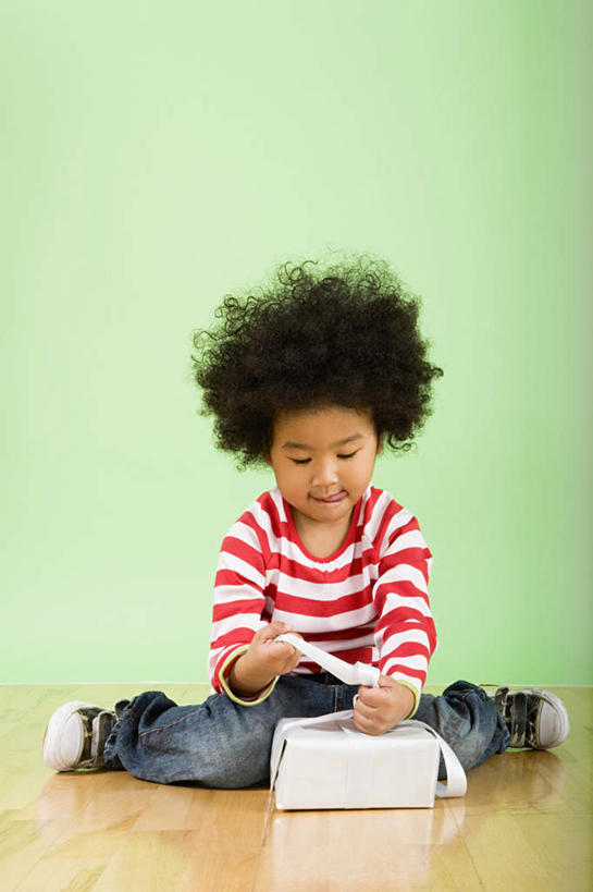 西方人,儿童,一个人,跪,竖图,室内,白天,正面,纯洁,地板,礼盒,礼物,欧洲,欧洲人,仅一个男性,仅一个人,绿色背景,服装,纸盒,墙,地面,注视,休闲装,木地板,墙壁,墙面,盒子,一个,小孩,衣服,绿色,包装盒,礼品盒,低头,观察,看,仅一个小孩,休闲,休闲服,可爱,童年,童趣,服饰,礼品,单个,观看,察看,关注,拆,童真,烂漫,无邪,天真,男孩,男人,男性,白种人,孩子,跪着,彩图,全身,男生