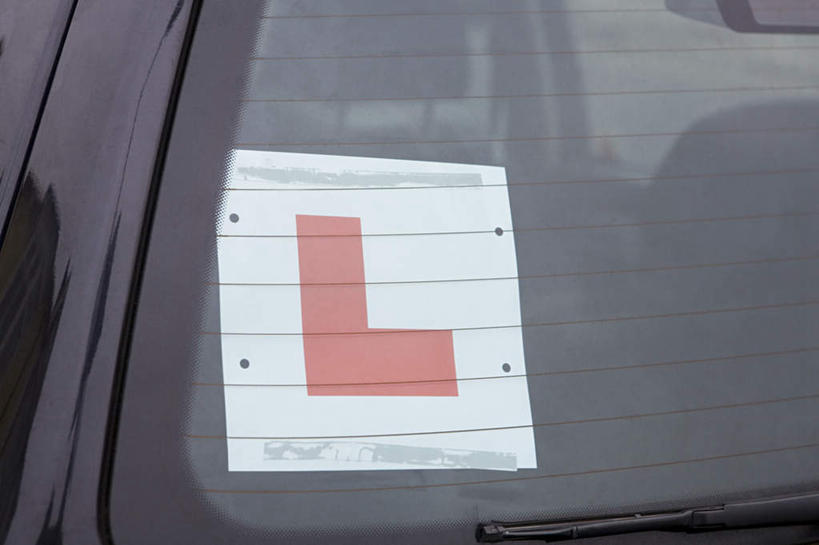 无人,横图,室外,特写,白天,正面,窗户,汽车,英文,标志,文字,纸,字符,字母,标识,玻璃窗,车,红色,车窗,交通工具,轿车,英文字母,载具,彩图