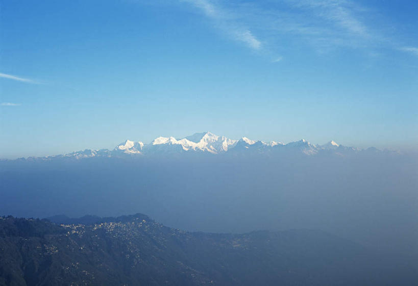 无人,横图,室外,白天,正面,旅游,度假,美景,山,雪,雪山,雾,大雪,印度,亚洲,阴影,朦胧,模糊,光线,影子,冰,积雪,景观,山峰,雪景,云,云朵,冬季,冬天,山峦,云彩,娱乐,蓝色,白云,蓝天,天空,阳光,自然,天,享受,休闲,景色,放松,寒冷,晴朗,迷雾,冰冷,自然风光,南亚,印度共和国,严寒,冰凉,酷寒,凛冽,凛凛,极冷,西孟加拉邦,大吉岭,大雾,晴空,彩图