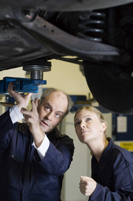 西方人,两个人,学生,教师,机修工,站,摸,说,竖图,室内,白天,正面,工作服,制服,讨论,汽车,欧洲,欧洲人,抚摸,指,注视,指点,车,工人,蓝色,交通工具,轿车,观察,看,站着,观看,察看,指向,关注,载具,工作制服,门生,交流,男人,男性,女人,女性,中年男性,中年女性,白种人,机械师,机修工人,讲师,教授,老师,触摸,沟通,讲话,交谈,接触,商讨,说话,谈话,站立,半身,彩图,工作套服