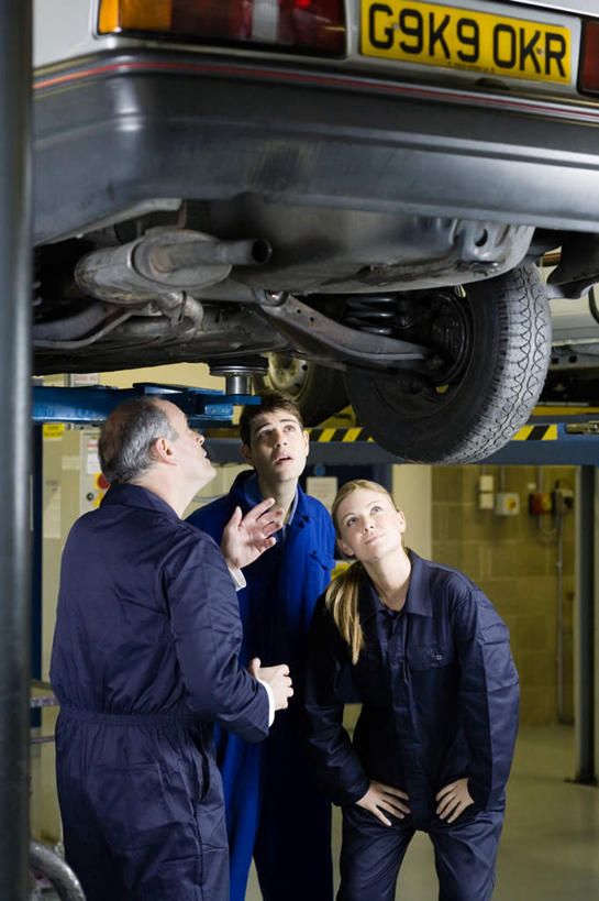 西方人,三个人,学生,教师,机修工,站,摸,说,竖图,室内,白天,正面,工作服,制服,讨论,汽车,欧洲,欧洲人,抚摸,指,注视,指点,车,工人,蓝色,交通工具,轿车,观察,看,站着,观看,察看,指向,关注,载具,工作制服,门生,交流,男人,男性,年轻男性,女人,女性,中年男性,中年女性,白种人,机械师,机修工人,讲师,教授,老师,触摸,沟通,讲话,交谈,接触,商讨,说话,谈话,站立,半身,彩图,工作套服