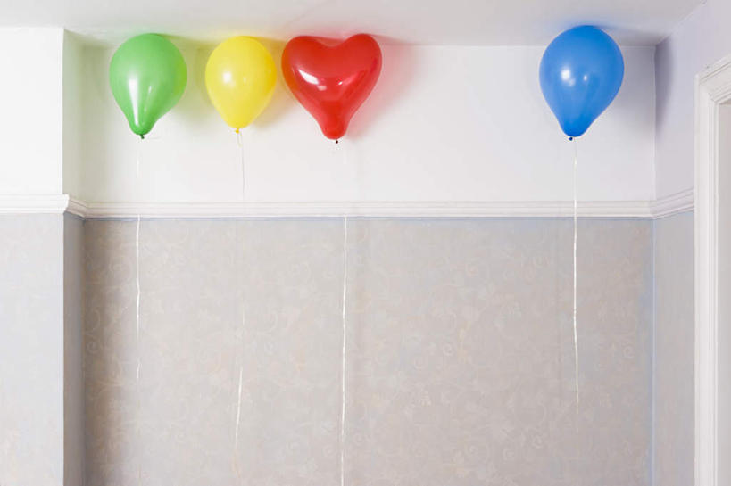 无人,横图,室内,特写,白天,正面,静物,一排,阴影,整齐,装饰,反射,影子,塑料,墙,墙壁,墙面,排列,黄色,红色,蓝色,绿色,气球,塑料制品,四个,橡胶,华丽,修饰,点缀,队列,橡胶制品,衬托,美观,雅致,雅观,彩图