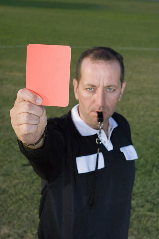 西方人,一个人,足球场,站,举,竖图,俯视,室外,白天,运动服,比赛,草地,草坪,植物,欧洲,欧洲人,仅一个男性,仅一个人,仅一个中年男性,裁判,握,服装,传递,信息,哨子,警告,拿,拿着,注视,草,衣服,绿色,吹,观察,看,托,站着,警示,联络,握着,服饰,观看,禁止,声音,提醒,信号,察看,口哨,衣着,穿着,关注,提示,限制,集合,惩罚,绿茵场,违规,处罚,犯规,红牌,召唤,传达,号令,讯号,衣饰,危险,男人,男性,中年男性,白种人,举起,举手,举着,向上举,向上伸,向上托,站立,半身,彩图,高角度拍摄,足球比赛场地,运动装