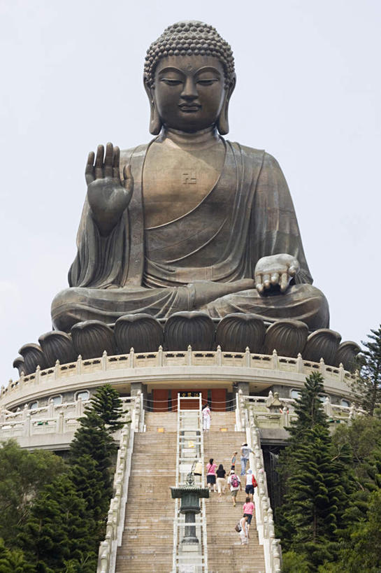 无人,寺庙,栏杆,竖图,室外,白天,仰视,旅游,度假,名胜古迹,植物,楼梯,标志建筑,地标,建筑,雕塑,香港,中国,亚洲,节日,遗迹,艺术,装饰,雕刻,雕像,扶手,阶梯,古迹,文化,文物,娱乐,建设,古建筑,护栏,台阶,树,树木,绿色,自然,工艺品,庙宇,祈祷,享受,休闲,健康,旅游胜地,放松,许愿,宗教,佛教,信仰,生长,成长,纪念,祈求,美术,港,主题,陈列,古文明,东亚,大屿山,天坛大佛,宝莲寺,香港特别行政区,港澳台,中华人民共和国,功能,美学,释教,宝莲禅寺,大濠岛,荃湾区,平安,彩图,低角度拍摄,庙,寺