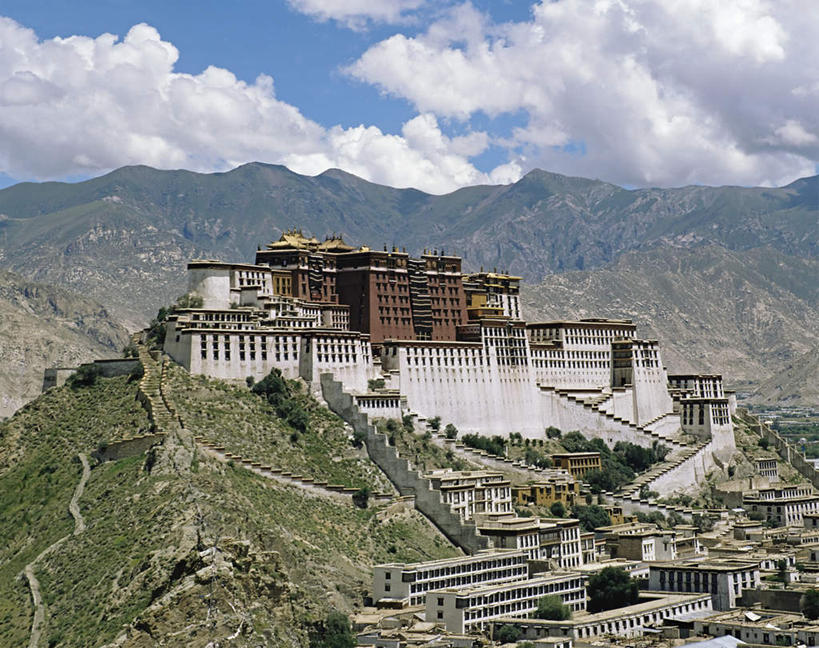 无人,宫殿,横图,俯视,室外,白天,旅游,度假,石头,名胜古迹,森林,山,山脉,树林,植物,标志建筑,地标,建筑,布达拉宫,中国,亚洲,节日,遗迹,石子,山峰,云,云朵,建筑群,山峦,云彩,古迹,文化,文物,娱乐,建设,古建筑,拉萨,西藏,树,树木,蓝色,绿色,白云,蓝天,天空,自然,群山,天,祈祷,享受,休闲,健康,旅游胜地,放松,许愿,宗教,佛教,信仰,生长,晴朗,成长,纪念,祈求,藏,古文明,东亚,西藏自治区,首府,中华人民共和国,西南地区,拉萨市,释教,第二普陀山,平安,石块,岩石,晴空,彩图,高角度拍摄