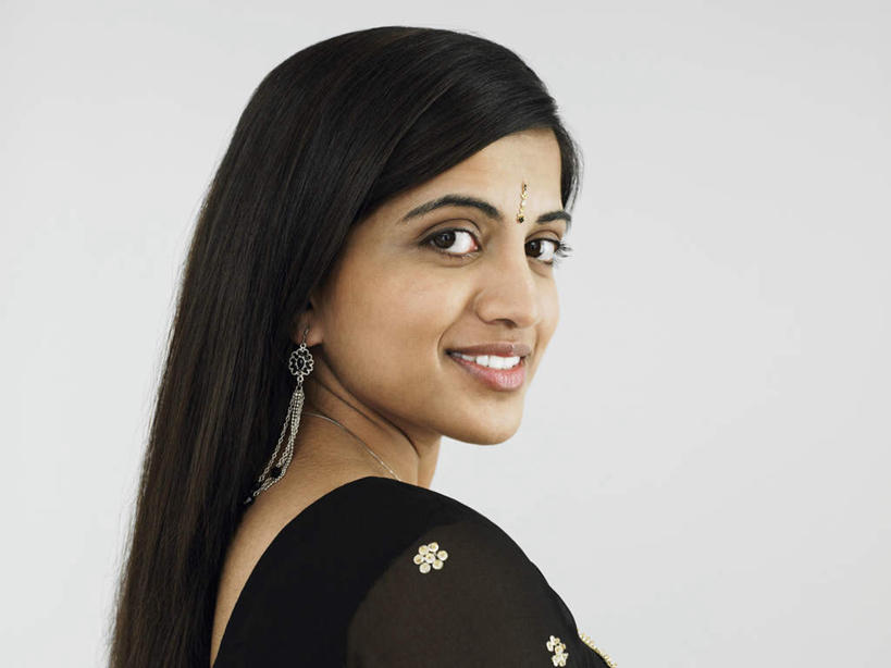 脸,头,脸颊,一个人,站,笑,微笑,露齿笑,横图,室内,特写,白天,背景,侧面,民族服装,亚洲,仅一个年轻女性,仅一个女性,仅一个人,阴影,反射,影子,扭头,注视,肩膀,白色,耳环,观察,看,站着,转头,摄影,服饰,影棚,观看,飘逸,黑子,察看,庄重,关注,追求,纱丽,雅致,耳饰,纱丽服,清婉,妍丽,年轻女性,女人,女性,亚洲人,印度人,头部,脸部,脸蛋,面部,站立,半身,彩图,影棚拍摄,传统服装,民俗服,拍摄,奢华