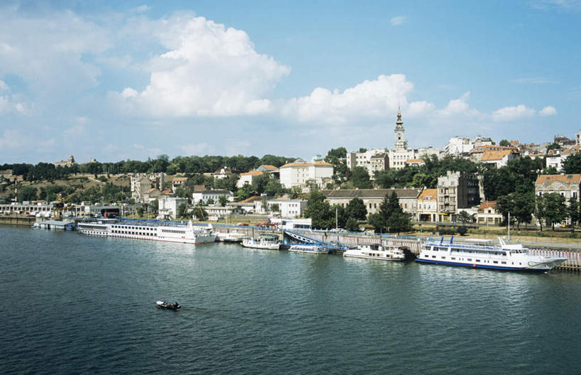 无人,家,横图,室外,白天,正面,度假,河流,美景,水,植物,城市风光,城市,船,欧洲,波纹,飞溅,溅,液体,房屋,屋子,河水,景观,水滴,水流,云,云朵,公寓,首都,云彩,娱乐,洋房,楼房,游轮,住宅,游船,水珠,树,树木,蓝色,绿色,白云,蓝天,水纹,天空,自然,船尾波,交通工具,波浪,天,享受,休闲,景色,放松,生长,晴朗,成长,喷洒,载具,东欧,旅游船,塞尔维亚,塞尔维亚共和国,贝尔格莱德,晴空,彩图,房子