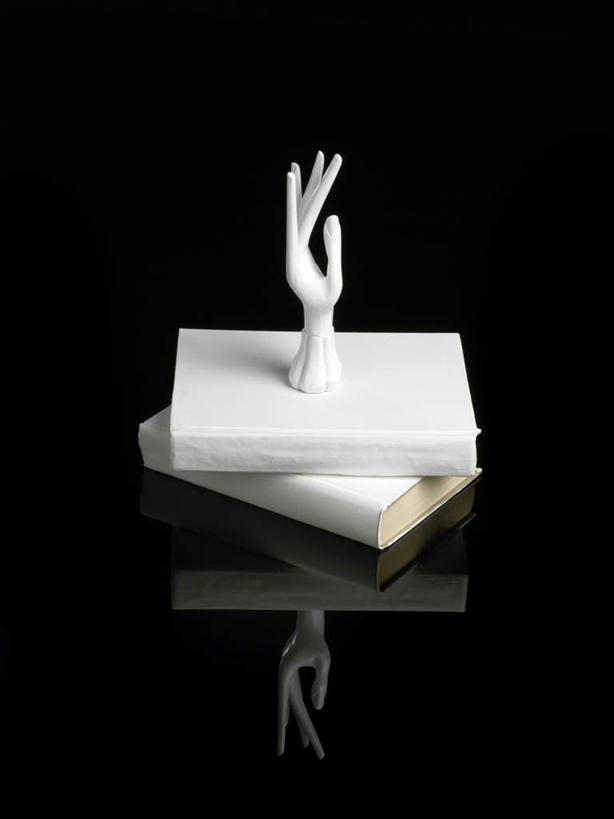 手,无人,竖图,俯视,室内,特写,白天,桌面,桌子,静物,书籍,一堆,阴影,堆叠,堆积,黑色背景,反射,木制,影子,白色,木制品,手部,摄影,影棚,两本,堆,手骨,书,图书,彩图,高角度拍摄,影棚拍摄,拍摄