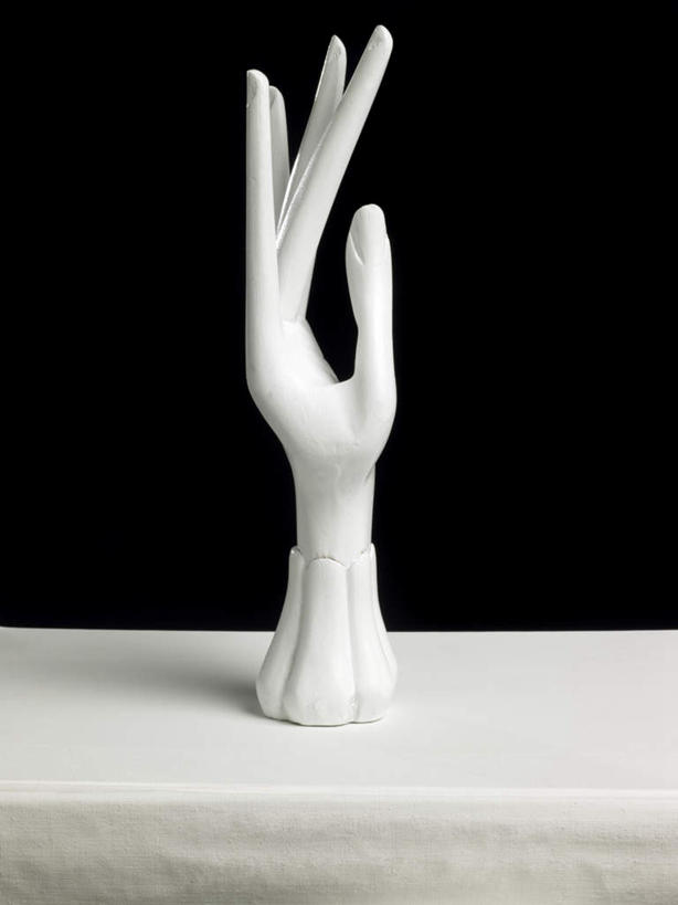 手,无人,竖图,俯视,黑白,室内,特写,白天,桌面,桌子,静物,书籍,一堆,堆叠,堆积,黑色背景,木制,白色,木制品,手部,摄影,影棚,两本,堆,手骨,书,图书,高角度拍摄,影棚拍摄,拍摄