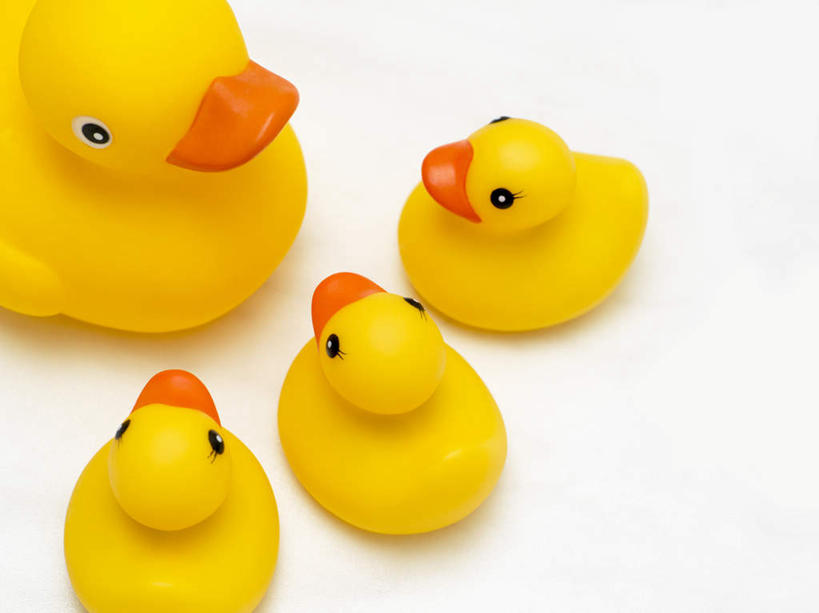 无人,横图,俯视,室内,特写,白天,游戏,静物,玩具,鸭子,玩,娱乐,黄色,四个,休闲,橡胶,益智,活动,发泄,消遣,智力,橡胶制品,宣泄,橡胶小鸭,橡皮小鸭,玩耍,嬉戏,彩图,高角度拍摄